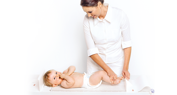 اندازه‌گیری طول بدن نوزاد با قدسنج seca 210